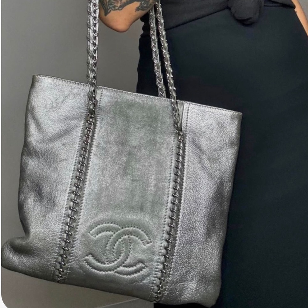 ‼️TODAY ONLY $750‼️ CHANEL, Metallic Silver Leather Tote ‼️FIRM PRICE ‼️